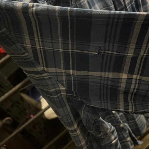 Small hole on right arm on backside - Picture 4 of 4